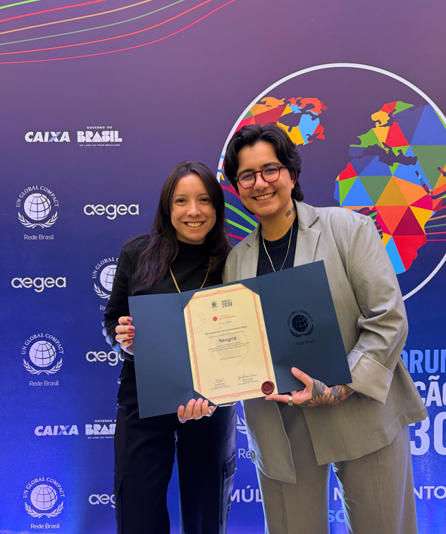 Sara Correia de Santana e Hanah Chiapani, representando a Neogrid em premiação