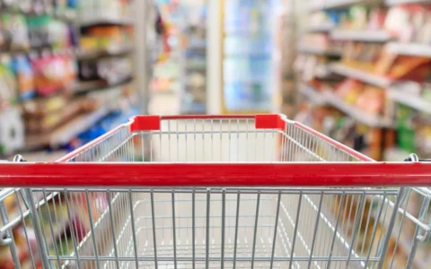 Economia e falta de matérias-primas aumentam a indisponibilidade de produtos nos supermercados em agosto